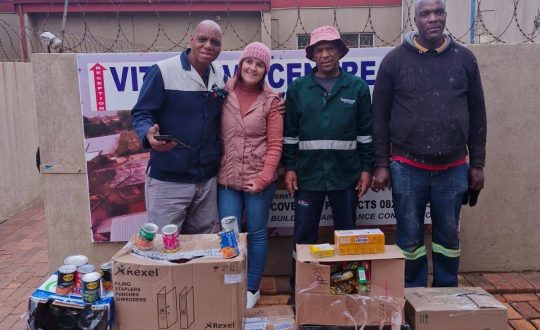 Nadia Immelman standing with Pinegrove Primary staff and their generous donation